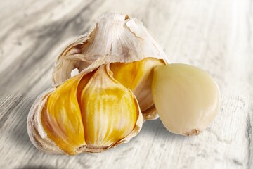 Aroma peeled garlic cloves on wooden desk