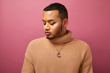 Obraz premium Studio portrait of queer man against purple background
