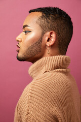 Profile of queer man against purple background - obrazy, fototapety, plakaty