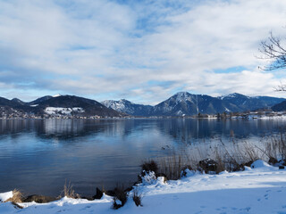 Lac de Tegern (Tegernsee) vu depuis la jetée et le sentier de promenade de Bad Wiessee entouré des hauts sommets enneigés de Haute-Bavière