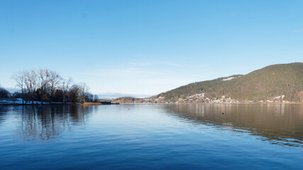 Lac de Haute-Bavière. Les eaux calmes du lac de Tegern (Tegernsee) en hiver vues depuis la jetée de Bad Wiessee