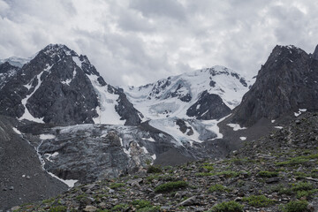 Fototapeta na wymiar snow-covered Altai mountains covered by a glacier