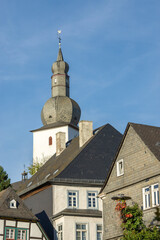 Fototapeta na wymiar Bürgerhäuser und Glockenturm in Arnsberg, Sauerland, Nordrhein-Westfalen