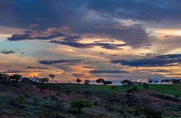 Anoitecer na zona rural em Minas Gerais, Brasil.
