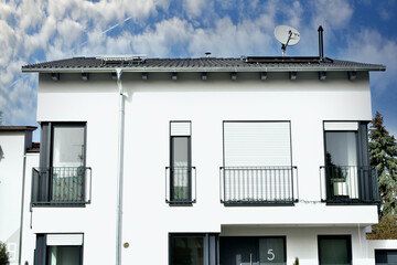 Fassade eines neu gebauten modernen Mehrfamilienhauses