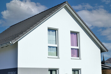 Fassade eines neu gebauten modernen Wohnhauses