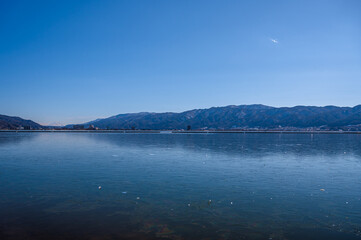 凍結した諏訪湖と富士山