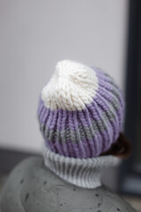 
Beautiful knitted hat of white and lilac color, handmade. Handmade Peruvian alpaca wool. fashion hat