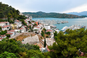 Obraz premium Turkish city of Fethiye. panorama of the city and the mountains.