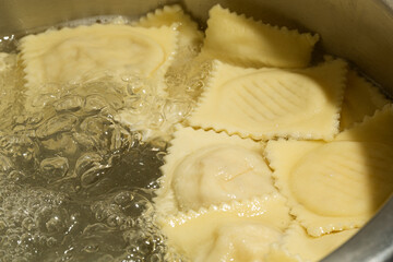 Cociendo raviolis hechos en casa.