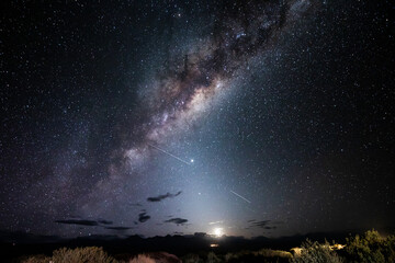 Atemberaubende Langzeitaufnahme unserer Galaxie samt Mond und unzähliger Stern in der Atacama...