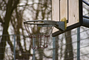 Tablica do koszykówki ulicznej ( street basketball ). Kosz z zardzewiałego łańcucha . Street basketball backboard. Rusty chain basket. 