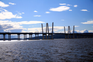Obraz premium Dramatic picture of the Governator Cuomo bridge on the Hudson river
