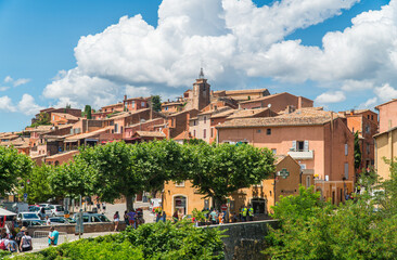 Obraz premium Roussillon, Vaucluse - France - July 11 2021: Close-up views of the ocher color of the village of Roussillon.