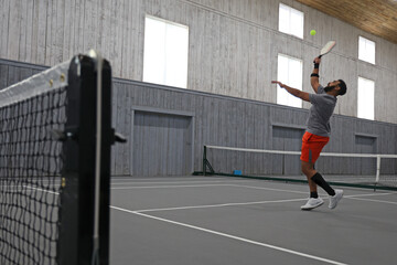 Obraz premium pickleball is played indoors