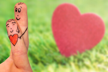 Zwei verliebte Fingerfiguren als witziges Symbol für Liebe und Partnerschaft