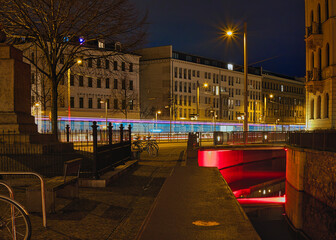 Blick auf den Elstermühlgraben von der Funkenburg Brücke in Leipzig, Nacht, Traffic Light im...