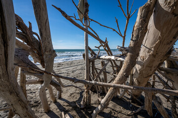 une construction de bois flotté sur une plage