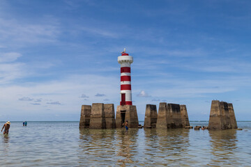 Farol na praia de ponta verde em Maceió, Alagoas © Mateus R Fiuza