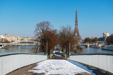 Ile aux Cygnes (Swan isle) on the river Seine after a snowfall with the Eiffel Tower in the background - Paris, France