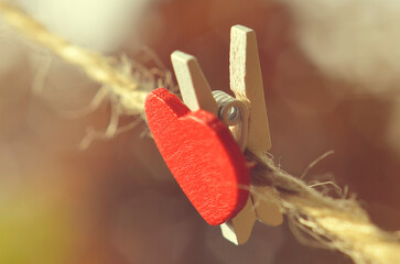 macro de broche de madera con forma de corazón