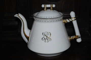 Antik Teekanne in Weiß- Gold