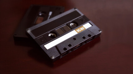 viejas cintas de música en formato casete sobre una mesa de madera, con un estilo clásico y...