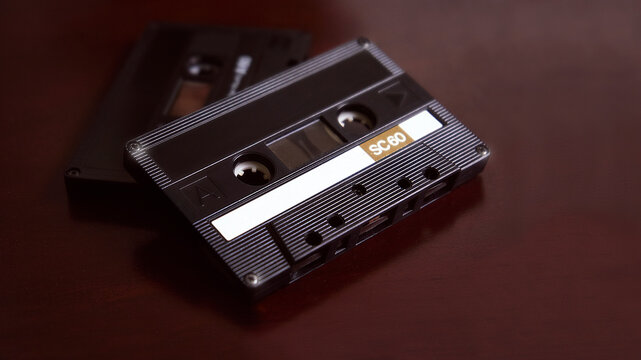 viejas cintas de música en formato casete sobre una mesa de madera, con un estilo clásico y elegante