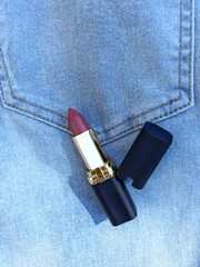 Jeans with lipstick, style for every day.