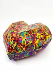 Corazón de chocolate de colores con técnica filigrana