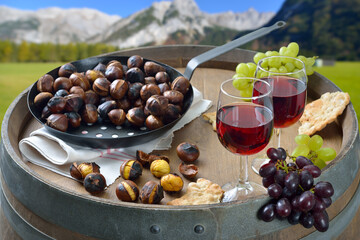 Beim Törggelen in Südtirol mit gerösteten Keschtn und Schüttelbrot serviert mit jungem Rotwein...