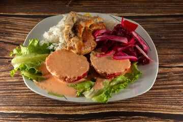 Chicken with rocoto cream, white rice, lettuce, sliced potatoes and Russian salad
