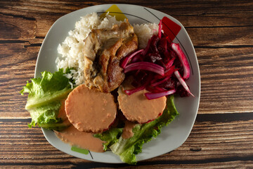 Chicken with rocoto cream, white rice, lettuce, sliced potatoes and Russian salad