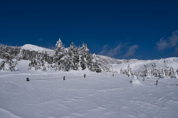 冬の八ヶ岳青空と厳冬の雪山風景