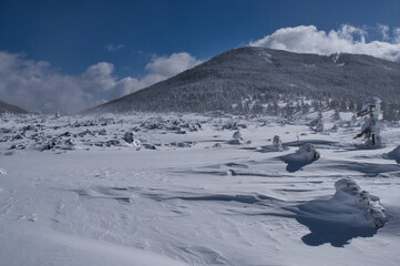 Fototapeta na wymiar 冬の八ヶ岳青空と厳冬の雪山風景