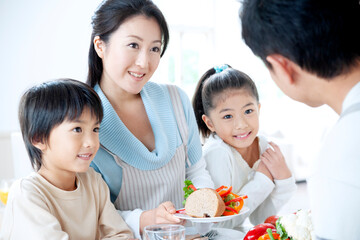 Naklejka premium 食事の準備をする家族