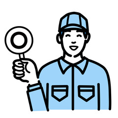 マルの札を持って笑顔の作業服を着た若い男性
