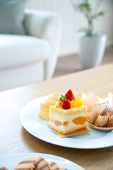 テーブルの上のケーキ