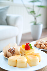 テーブルの上のケーキ