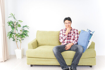 車椅子に乗り読書をする外国人の女性