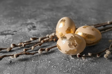 Obraz premium Beautiful Easter eggs and pussy willow branches on grunge background, closeup