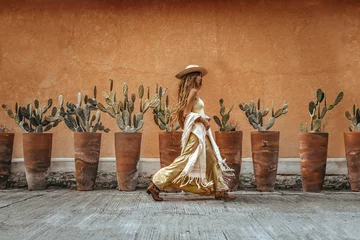 schöne junge Frau im eleganten Kleid im Freien © zolotareva_elina