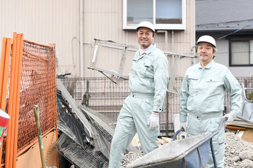 工事現場で作業をする作業服姿の男性達（カメラ目線）