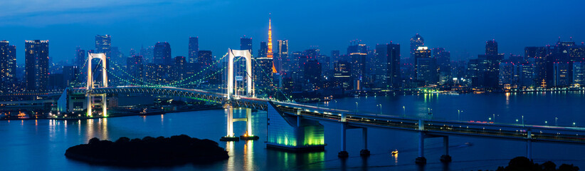 Obraz premium panorama view of Tokyo Tower skyline and Rainbow Bridge with cityscape at Odaiba Japan