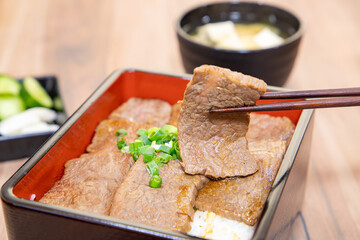 牛カルビ肉を食べる