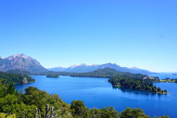 Fototapeta na wymiar アルゼンチンの美しい湖畔の風景