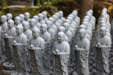 早春の鎌倉。長谷寺。整列する地蔵たち。