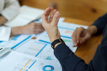 Obraz premium Businesspeople are discussing in their workspace