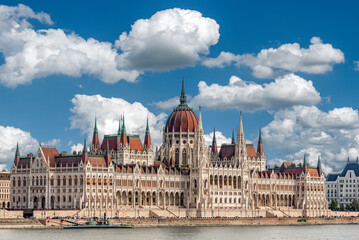 Schrägansicht der Aussenfassade des ungarischen Parlamentsgebäudes in Budapest an der Donau mit...