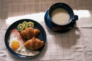 朝ごはんの目玉焼きとパンとスープ